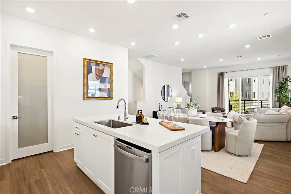 259 Lynx Irvine, CA 92618