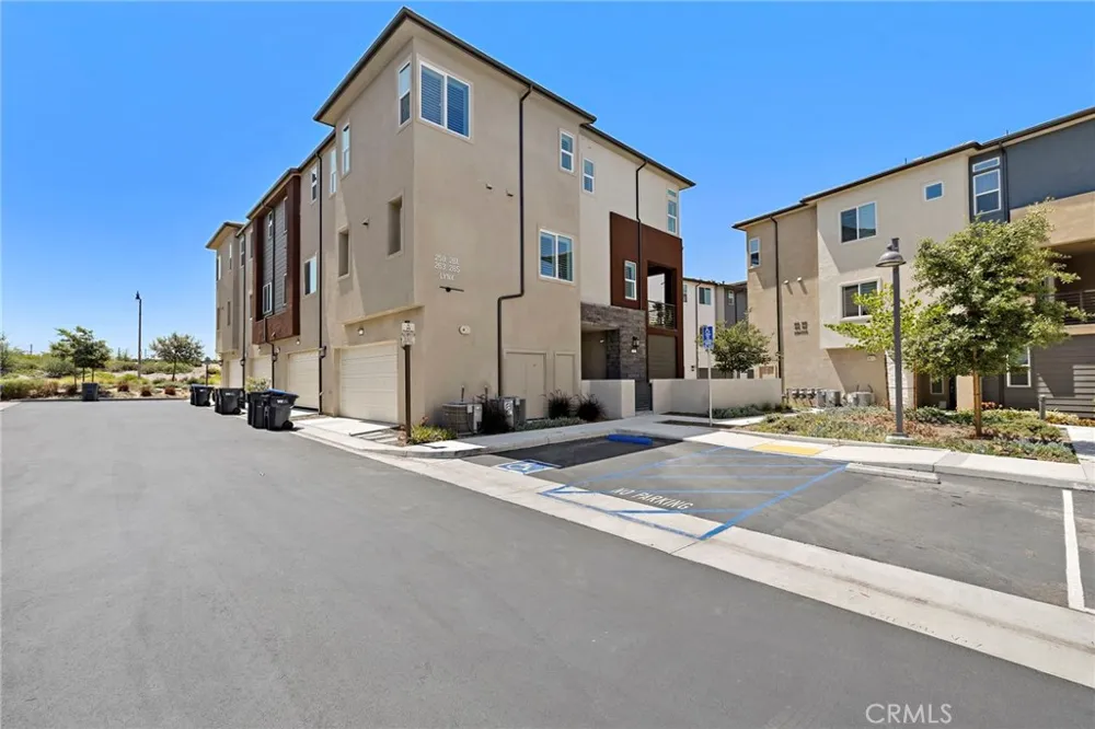 259 Lynx Irvine, CA 92618
