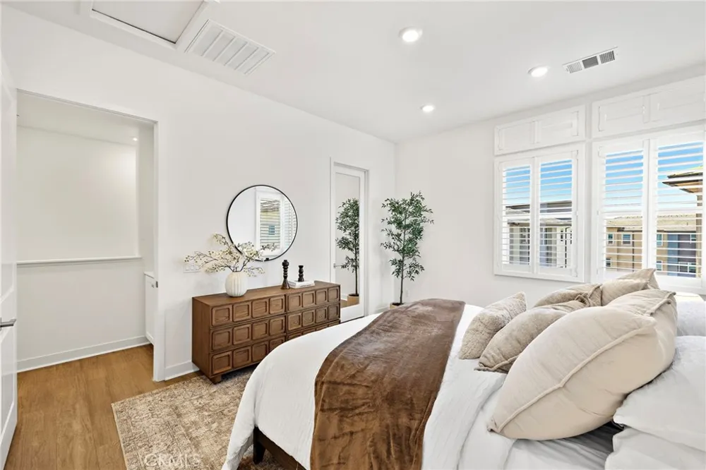 259 Lynx Irvine, CA 92618