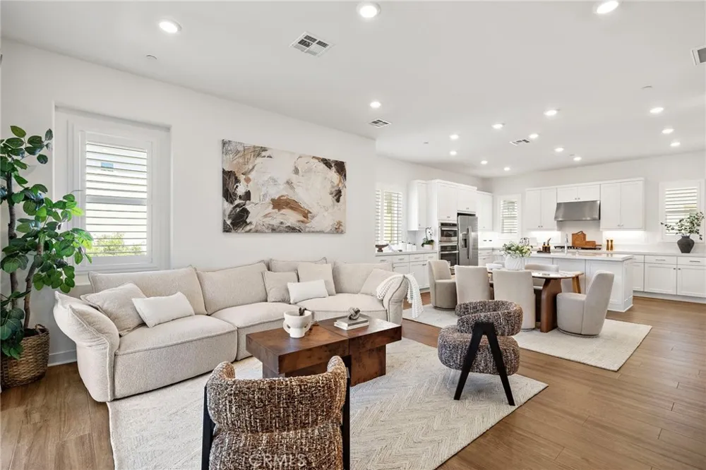 259 Lynx Irvine, CA 92618