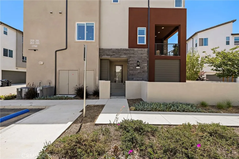 259 Lynx Irvine, CA 92618