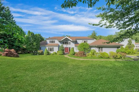 2 Meadowwood Lane
