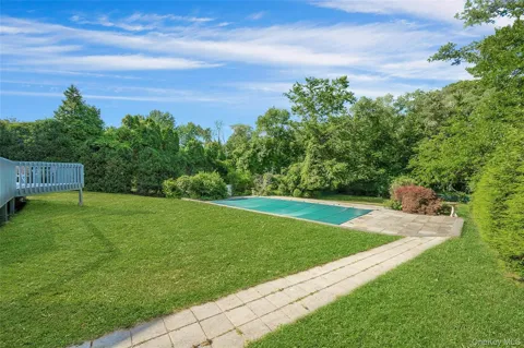 2 Meadowwood Lane