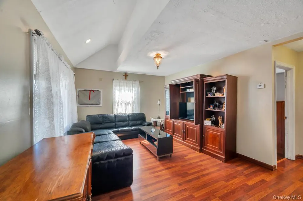156 Shelter Lane Levittown, NY 11756