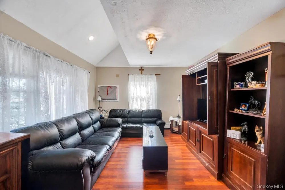 156 Shelter Lane Levittown, NY 11756