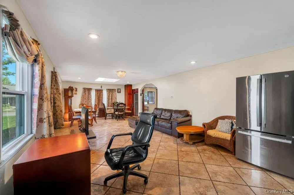 156 Shelter Lane Levittown, NY 11756
