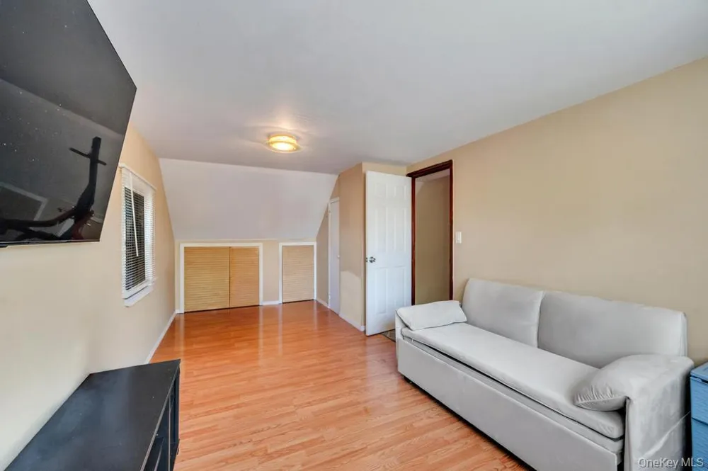 156 Shelter Lane Levittown, NY 11756