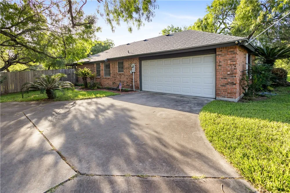 341 Brenda Kingsville, TX 78363