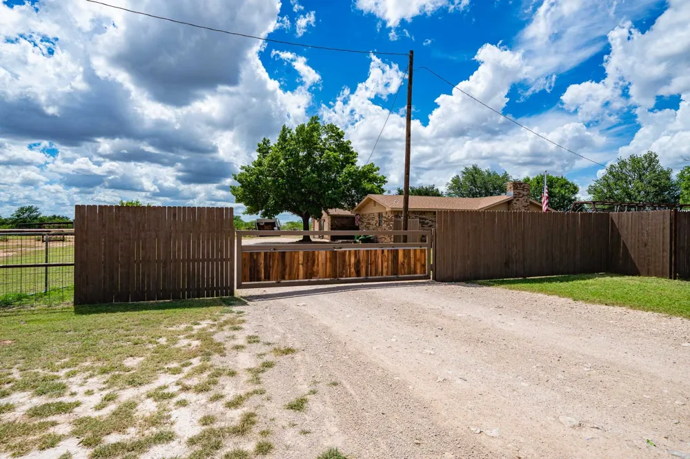 616 W Main Street Bronte, TX 76933