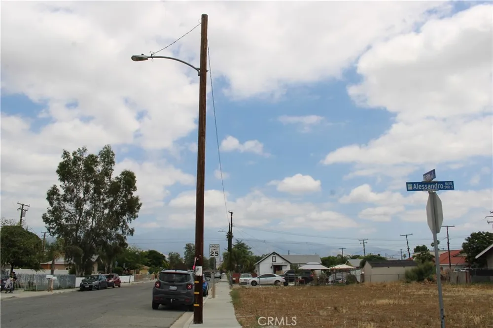 8 S Alessandro Avenue San Jacinto, CA 92583