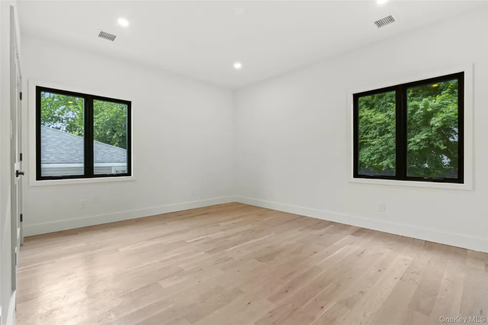 29 Garfield Place Roslyn Heights, NY 11577