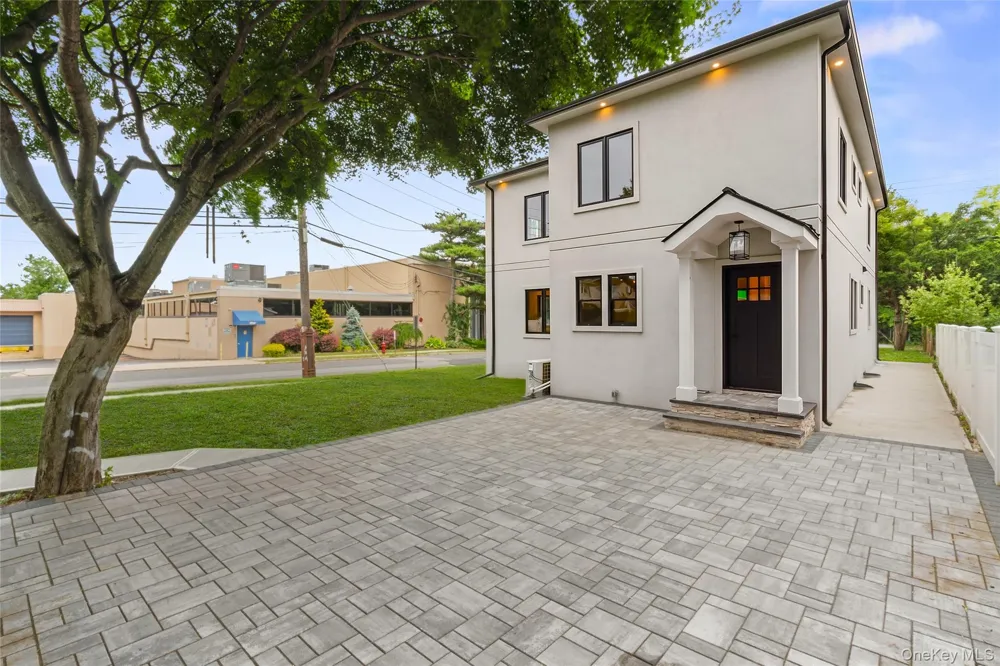 29 Garfield Place Roslyn Heights, NY 11577