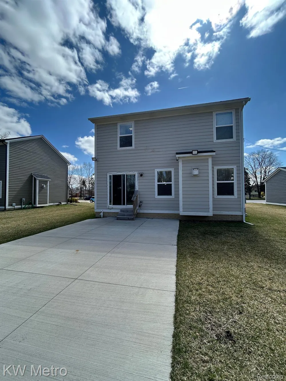 2323 E MAPLE ROAD Troy City, MI 48083