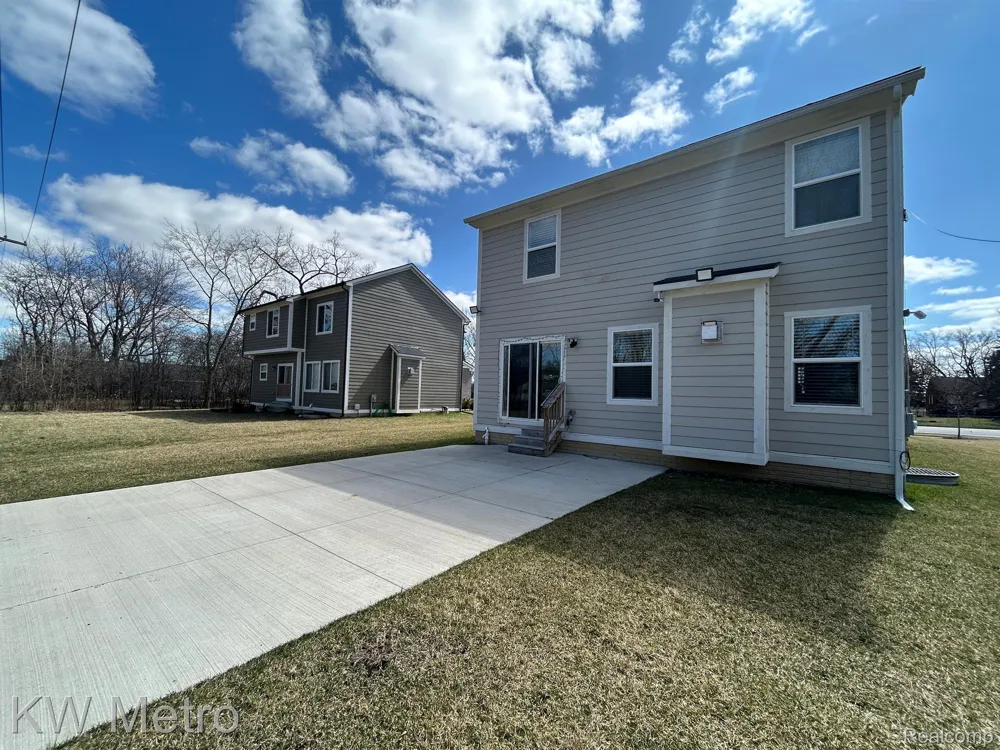 2323 E MAPLE ROAD Troy City, MI 48083