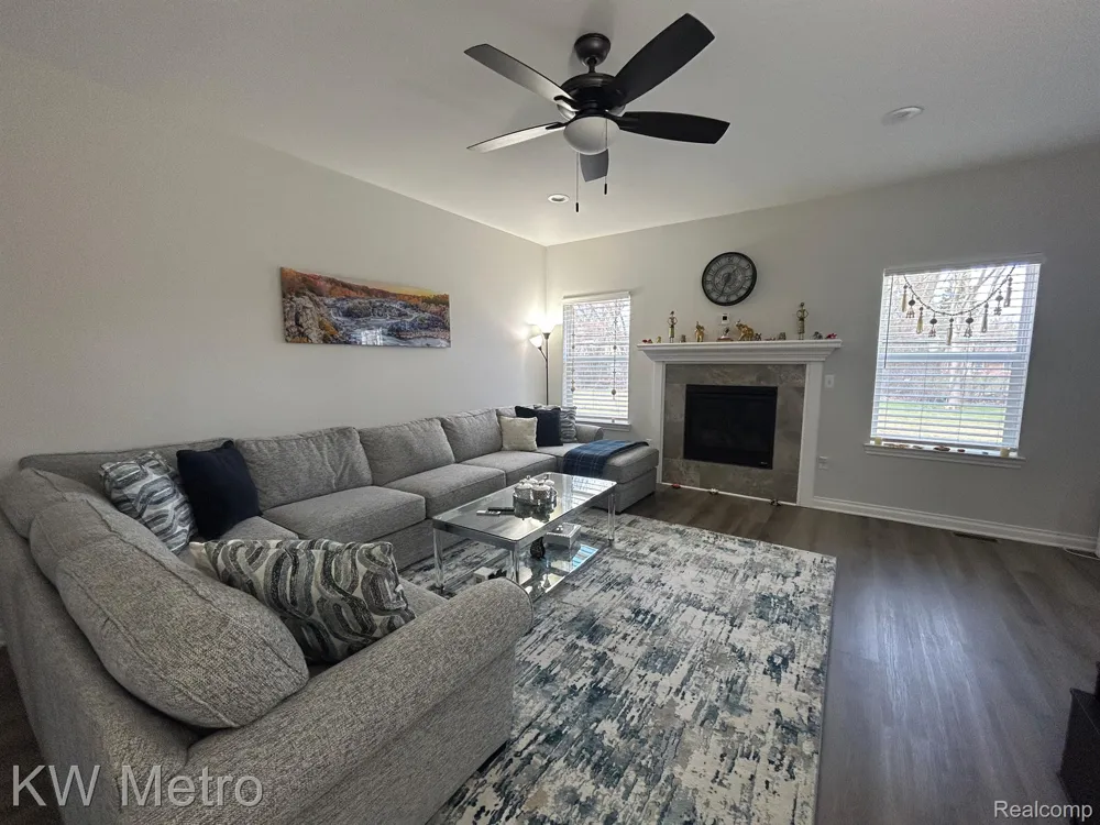 2323 E MAPLE ROAD Troy City, MI 48083