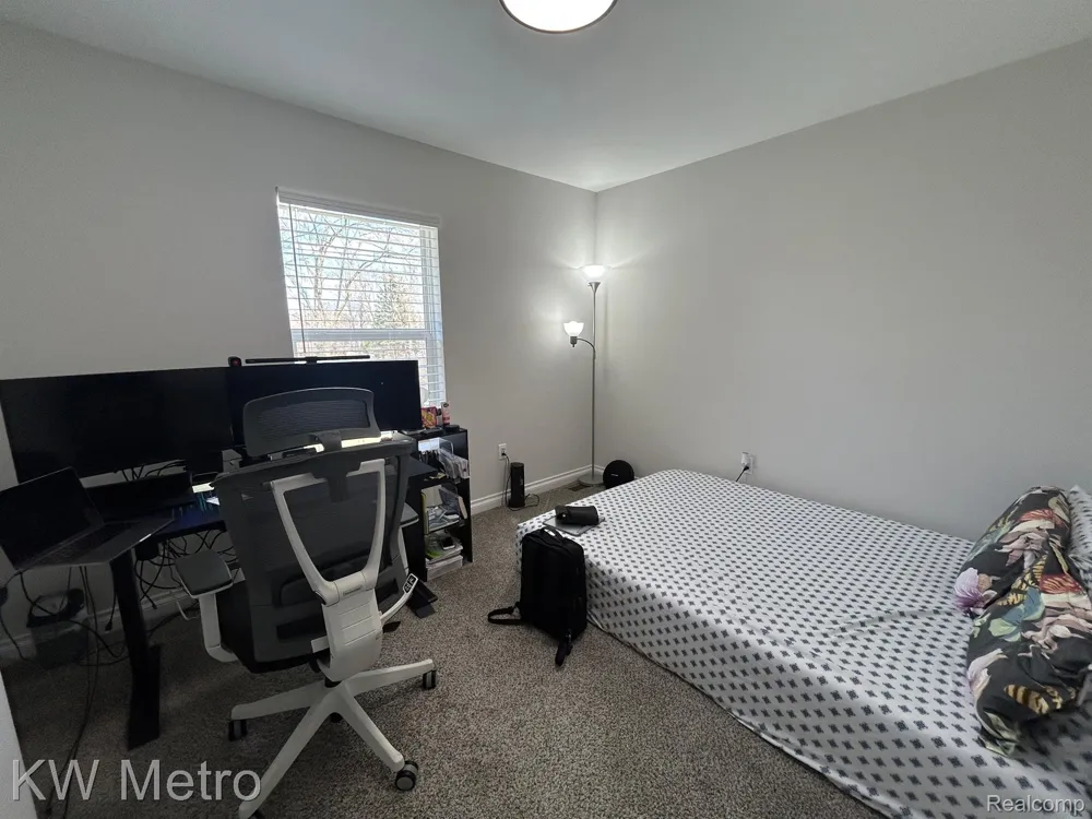 2323 E MAPLE ROAD Troy City, MI 48083