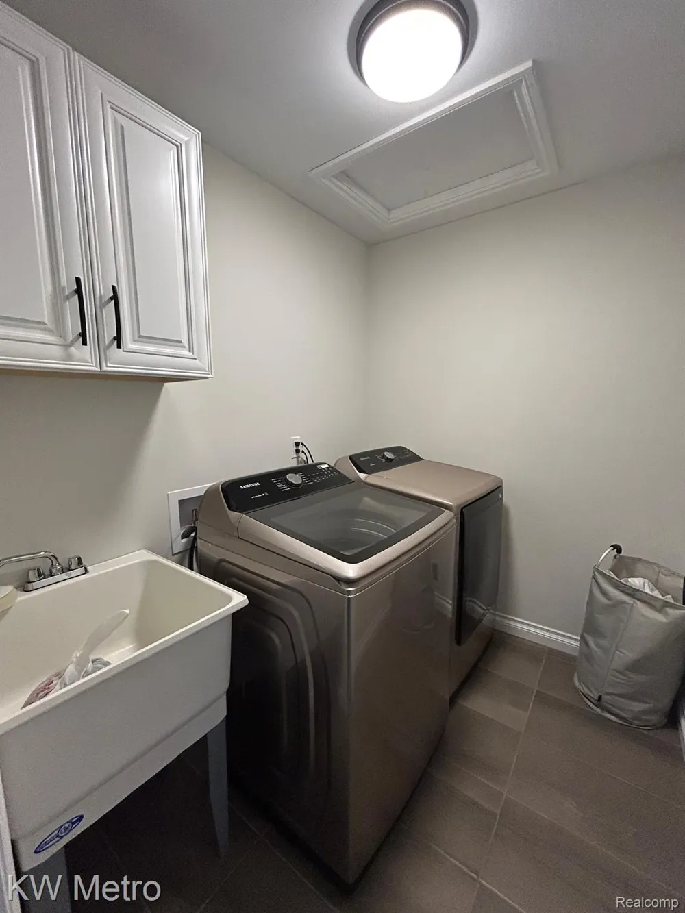 2323 E MAPLE ROAD Troy City, MI 48083