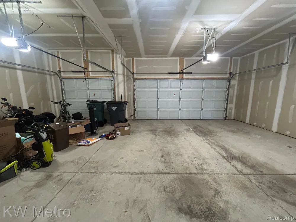 2323 E MAPLE ROAD Troy City, MI 48083