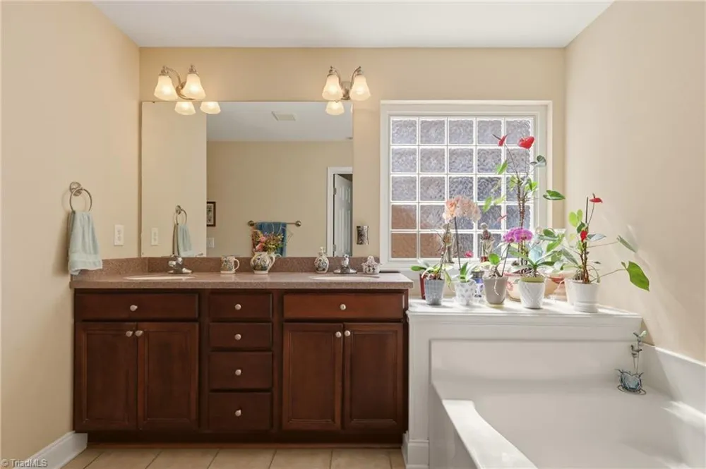 6650 Springfield Village Lane Clemmons, NC 27012