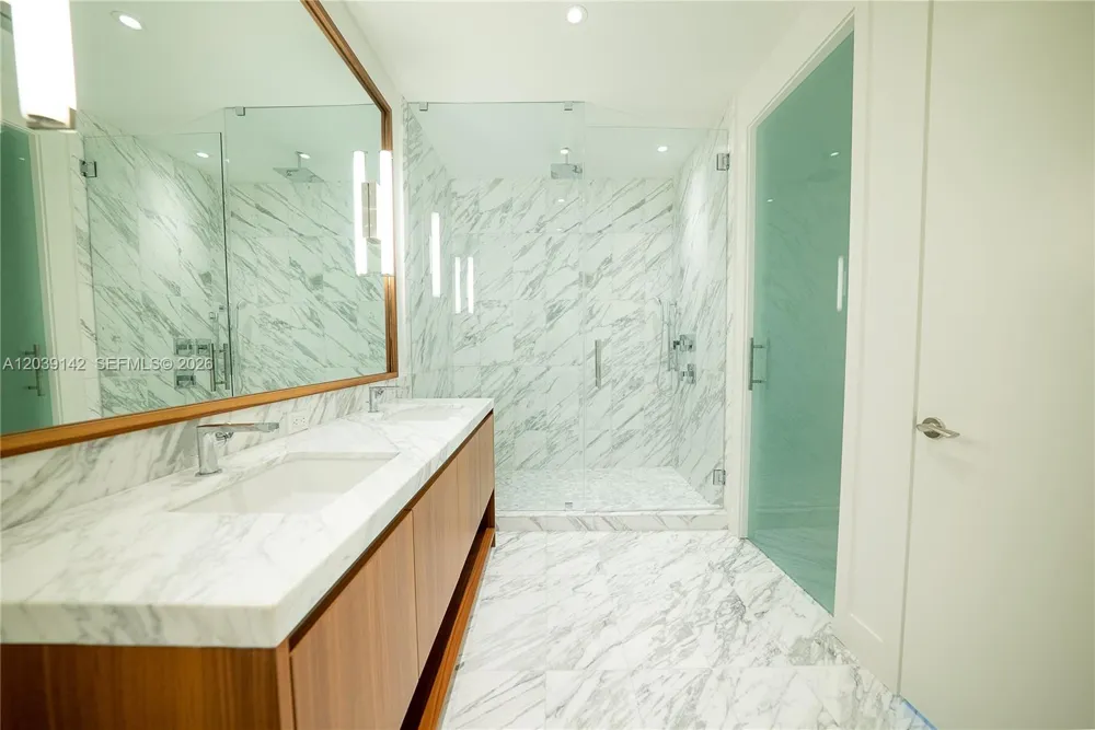 175 SE 25th Rd #702 Miami, FL 33129