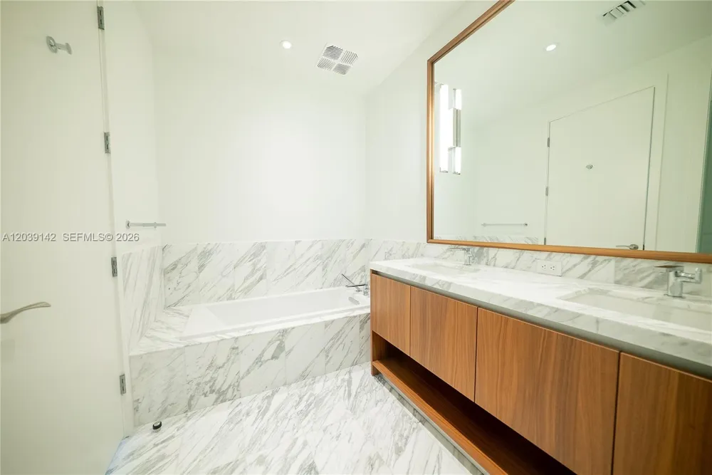 175 SE 25th Rd #702 Miami, FL 33129