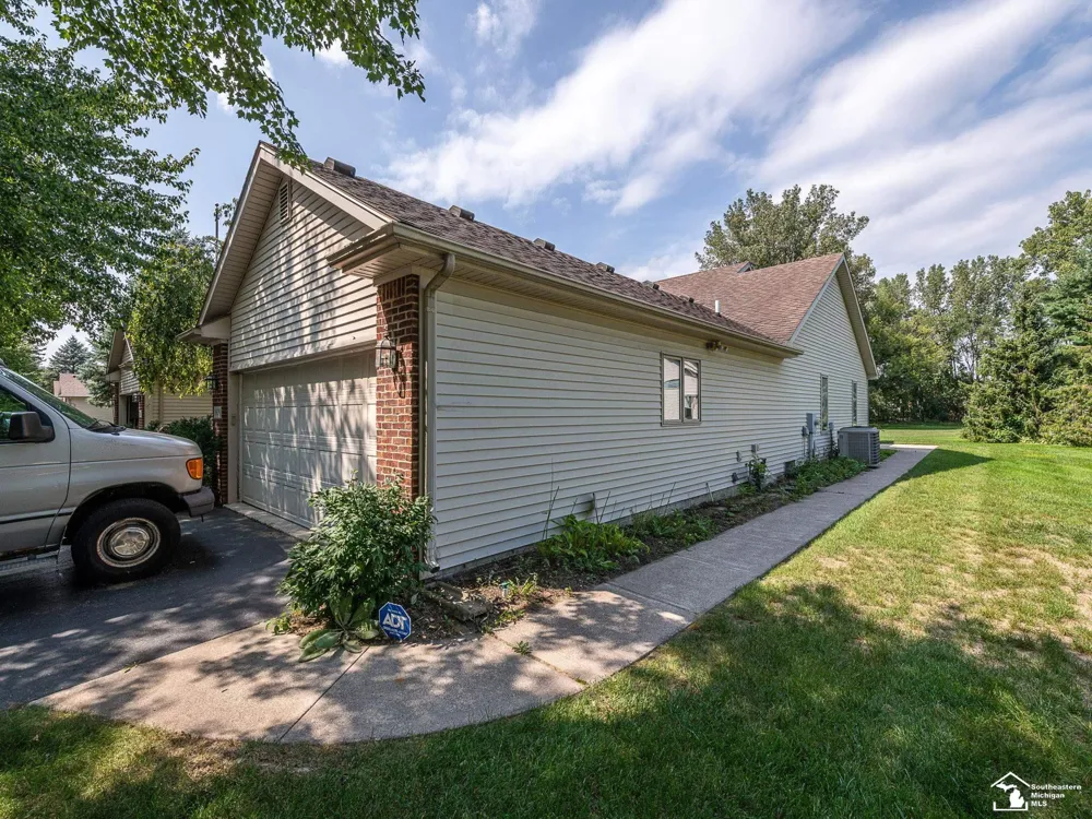 1626 Spruce Court Bedford Township, MI 48182