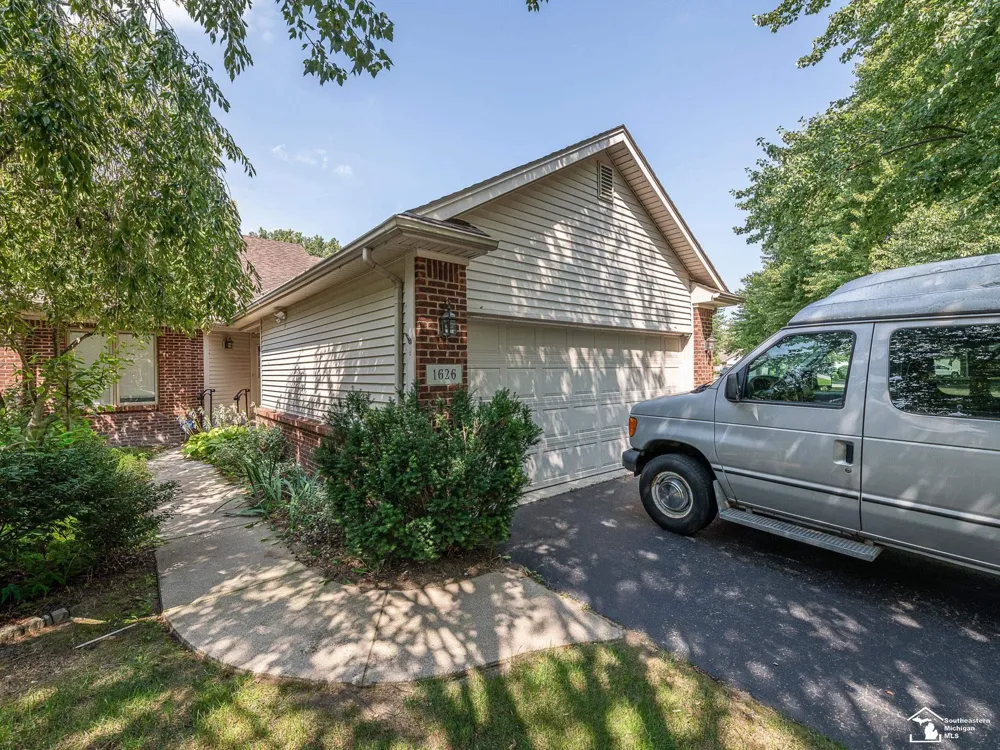 1626 Spruce Court Bedford Township, MI 48182