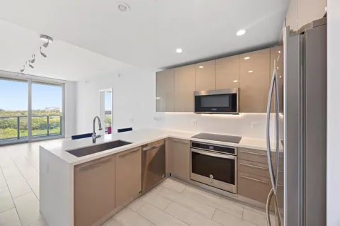 2000 Metropica Way #802