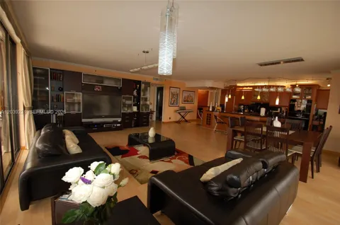 8877 Collins Ave #507