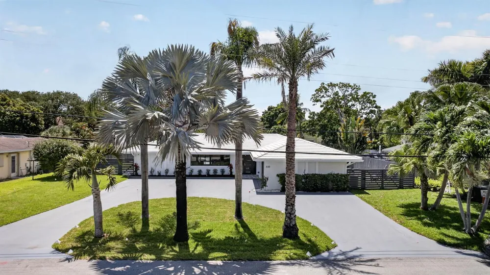 8111 W Lake Drive Lake Clarke Shores, FL 33406