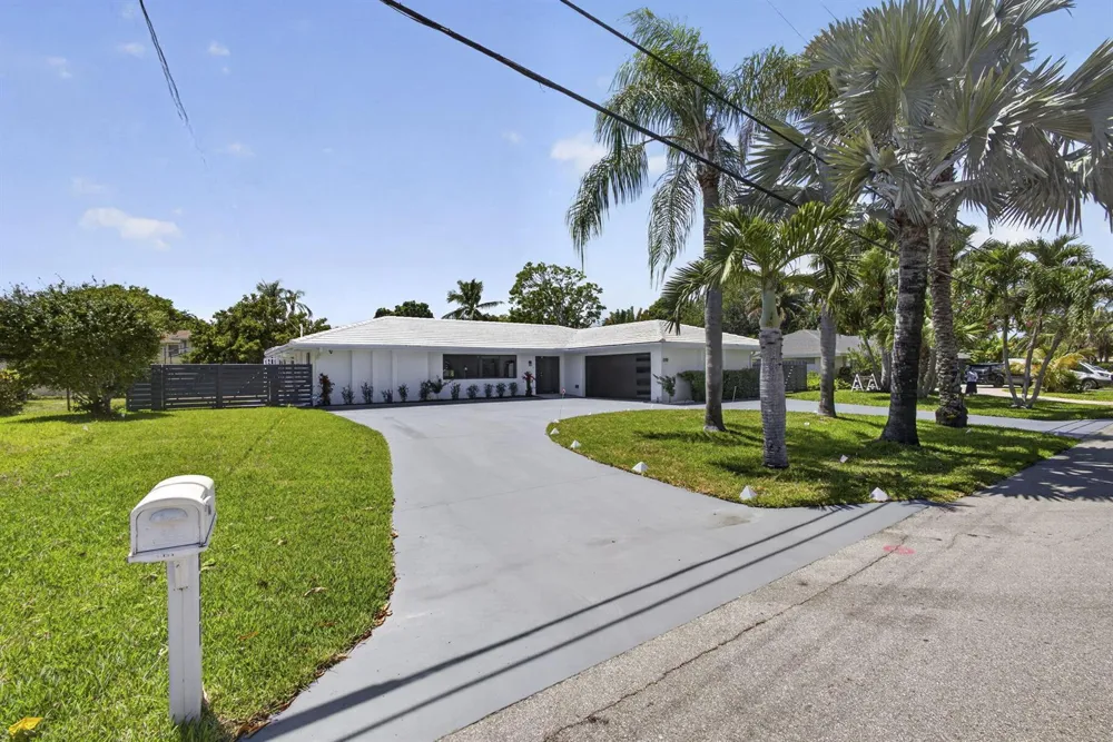 8111 W Lake Drive Lake Clarke Shores, FL 33406