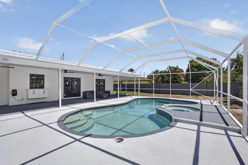 8111 W Lake Drive Lake Clarke Shores, FL 33406