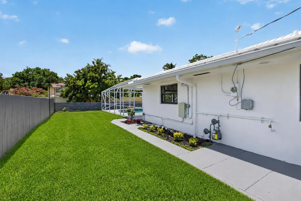 8111 W Lake Drive Lake Clarke Shores, FL 33406
