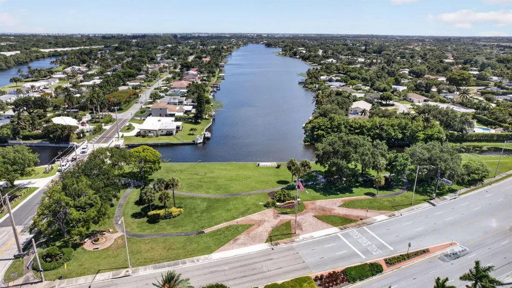 8111 W Lake Drive Lake Clarke Shores, FL 33406