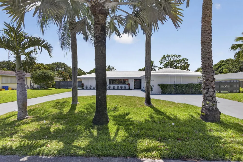 8111 W Lake Drive Lake Clarke Shores, FL 33406