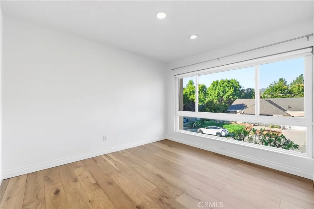 23721 Sarda Road Valencia, CA 91355