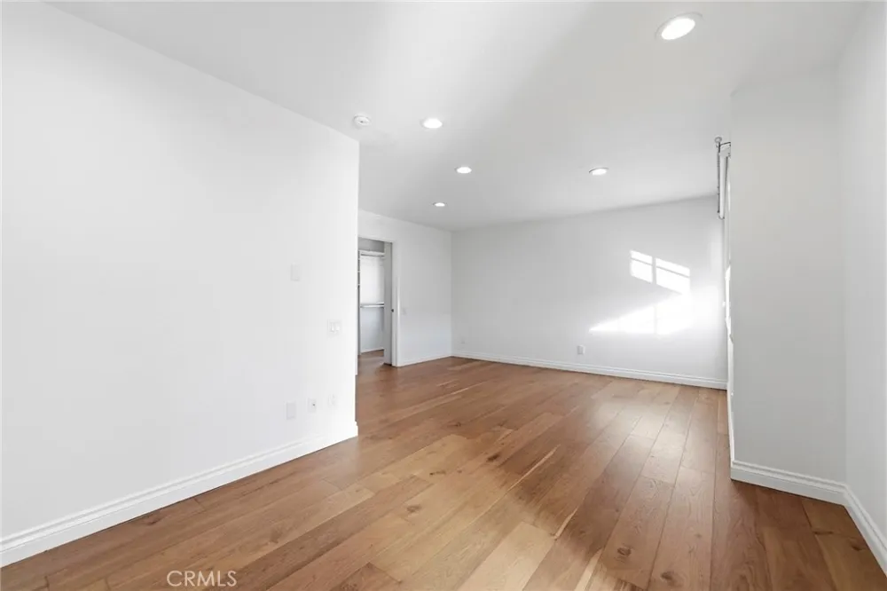 23721 Sarda Road Valencia, CA 91355