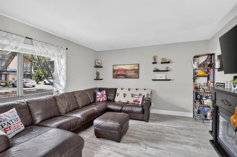124 Wimbledon Lake Drive Plantation, FL 33324