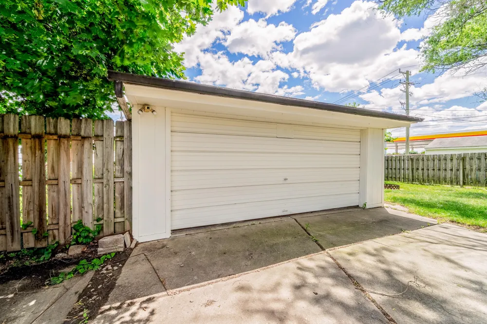 6027 Kim Avenue Allen Park, MI 48101