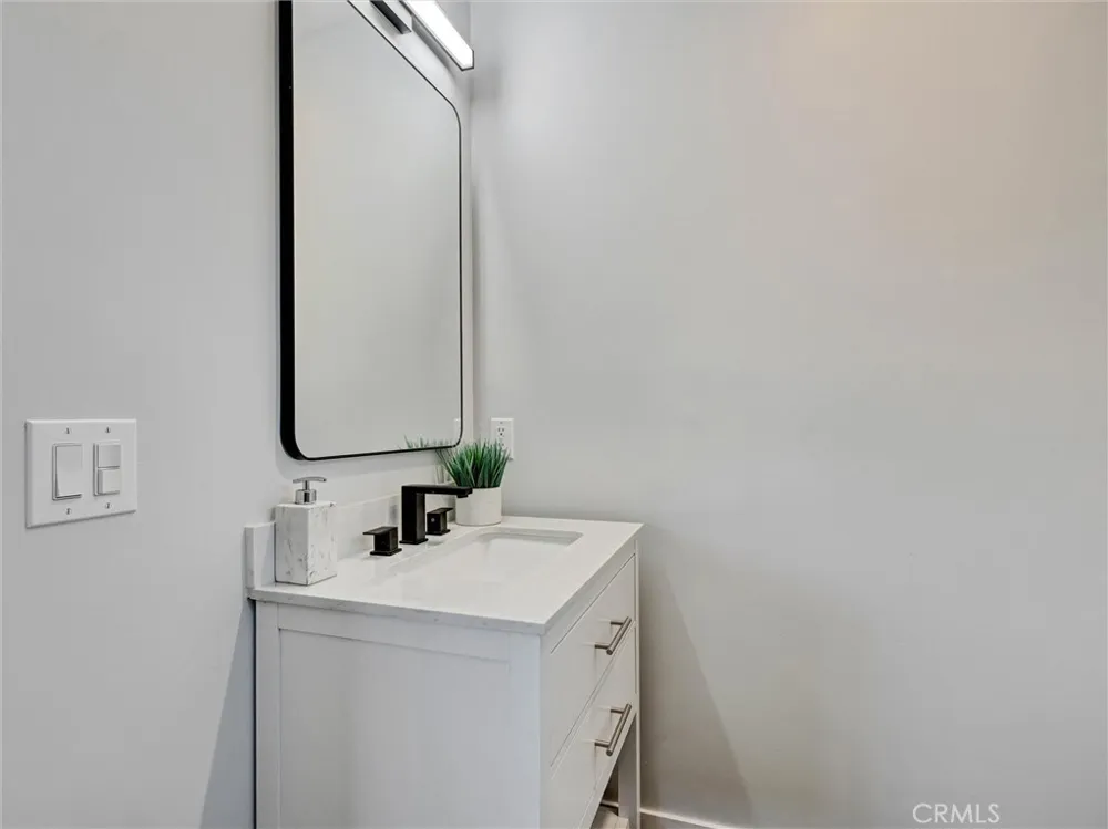 19722 Tajauta Carson, CA 90746
