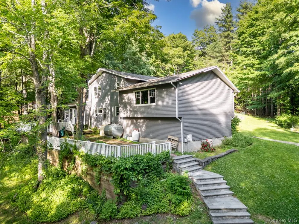 14 Englewood Terrace Mahopac, NY 10541
