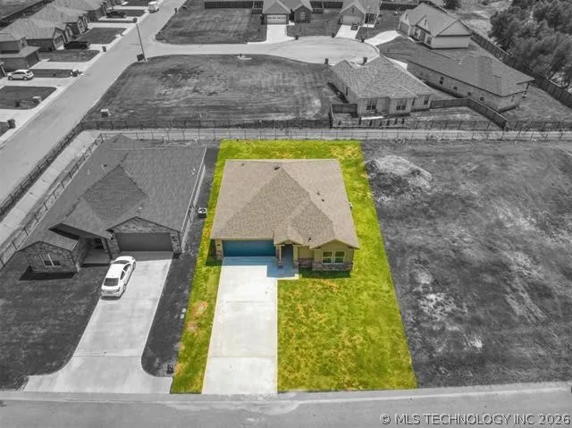 1194 Wild Indigo Circle Calera, OK 74730