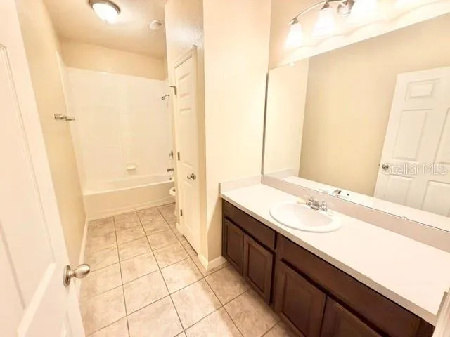 2103 CANDLENUT CIRCLE Apopka, FL 32712