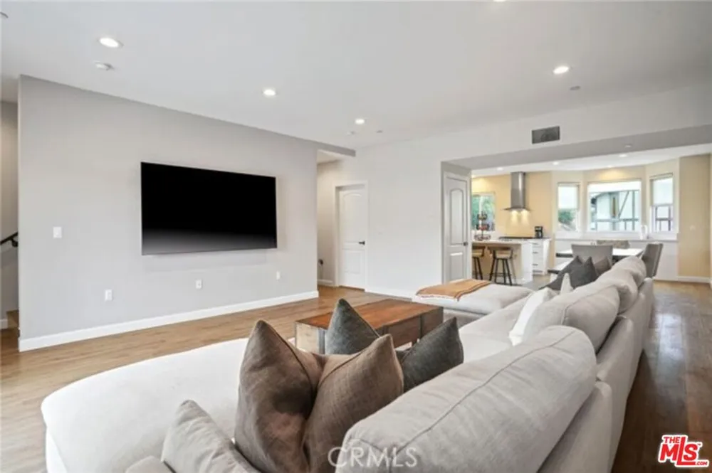 904 Warwick Avenue Thousand Oaks, CA 91360