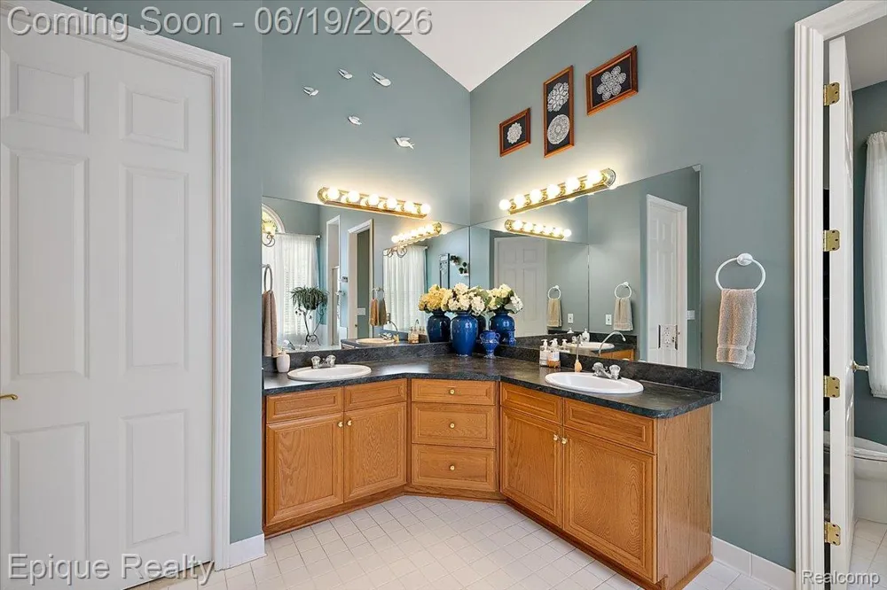 5675 Golf Pointe Drive Clarkston City, MI 48348