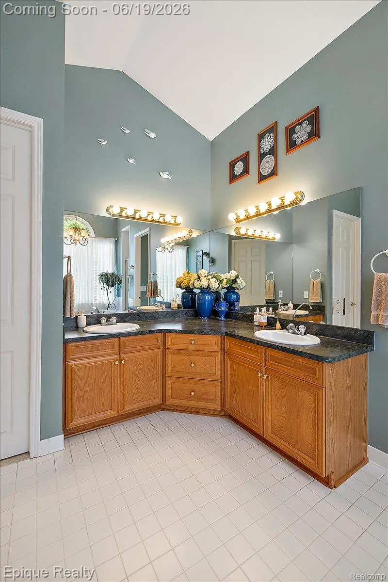 5675 Golf Pointe Drive Clarkston City, MI 48348