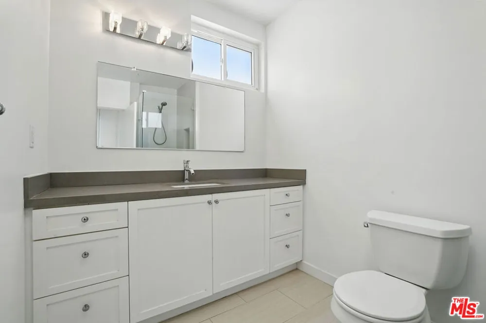 930 3rd Street #303 Santa Monica, CA 90403