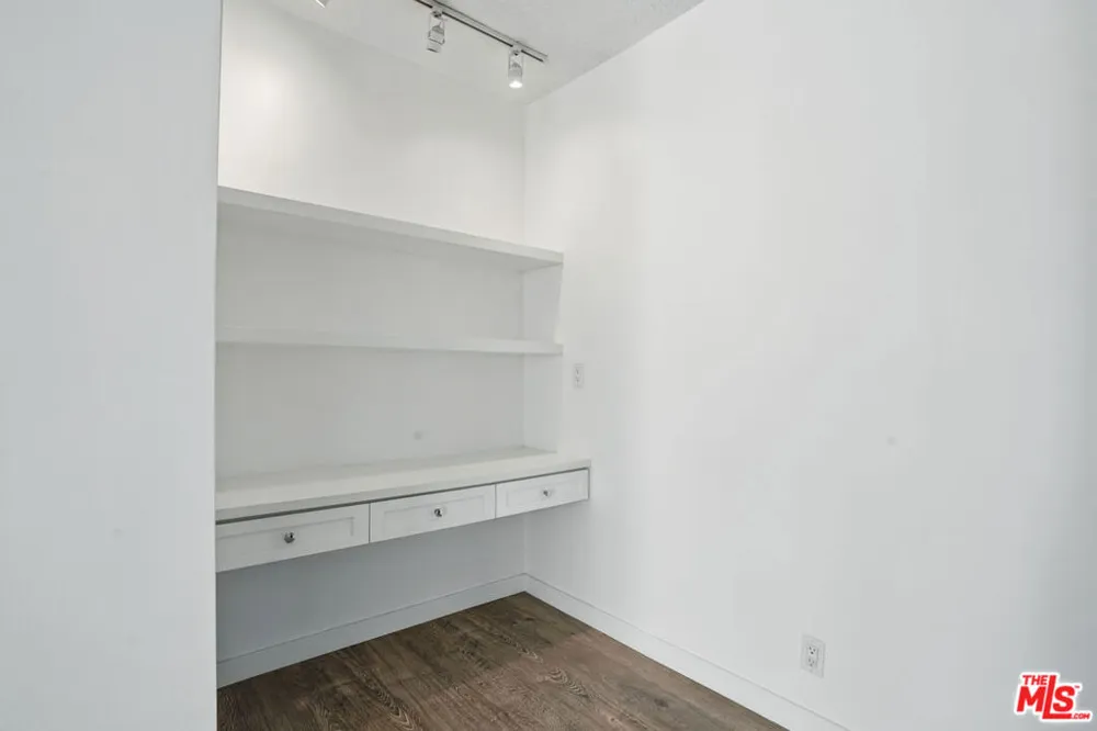 930 3rd Street #303 Santa Monica, CA 90403