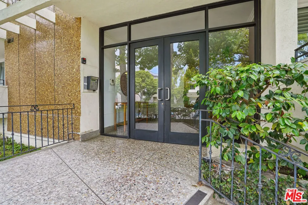 930 3rd Street #303 Santa Monica, CA 90403