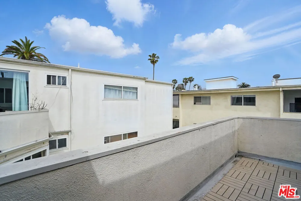 930 3rd Street #303 Santa Monica, CA 90403